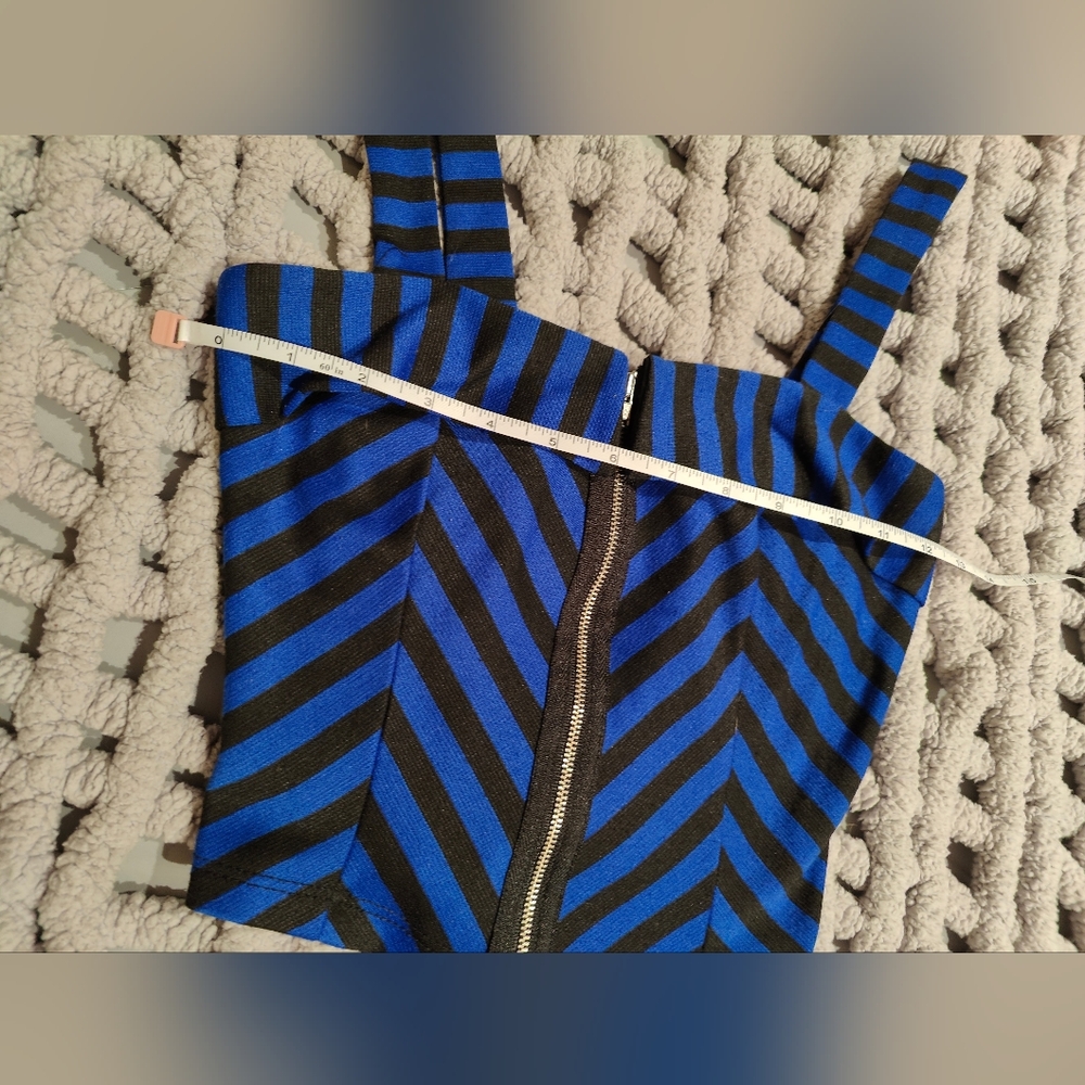 Turn heads in this edgy Charlotte Russe crop top!⚡️